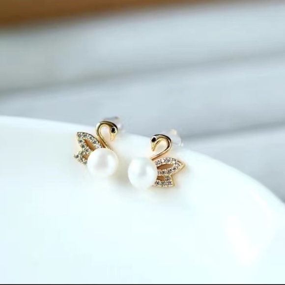 Gold Swan Pearl Earrings - Picture 2 of 4